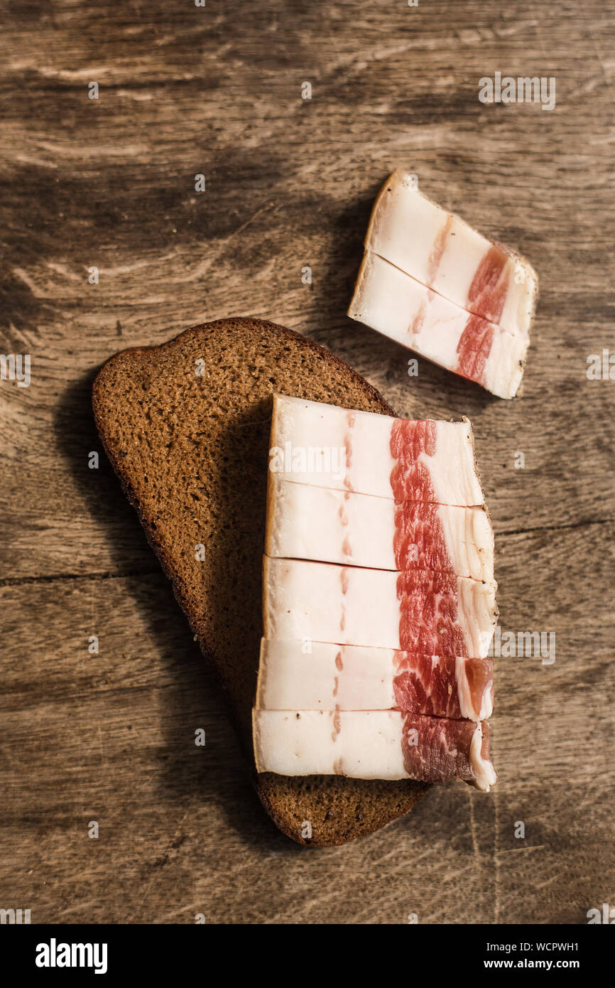 Bacon et pain sur fond de bois. Apéritif traditionnel russe et ukrainien Banque D'Images