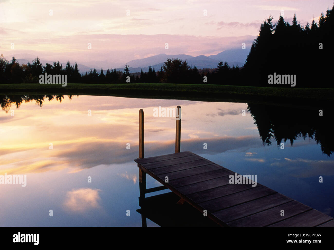 Coucher de soleil sur un étang et le dock à Stowe, Vermont, Etats-Unis Banque D'Images