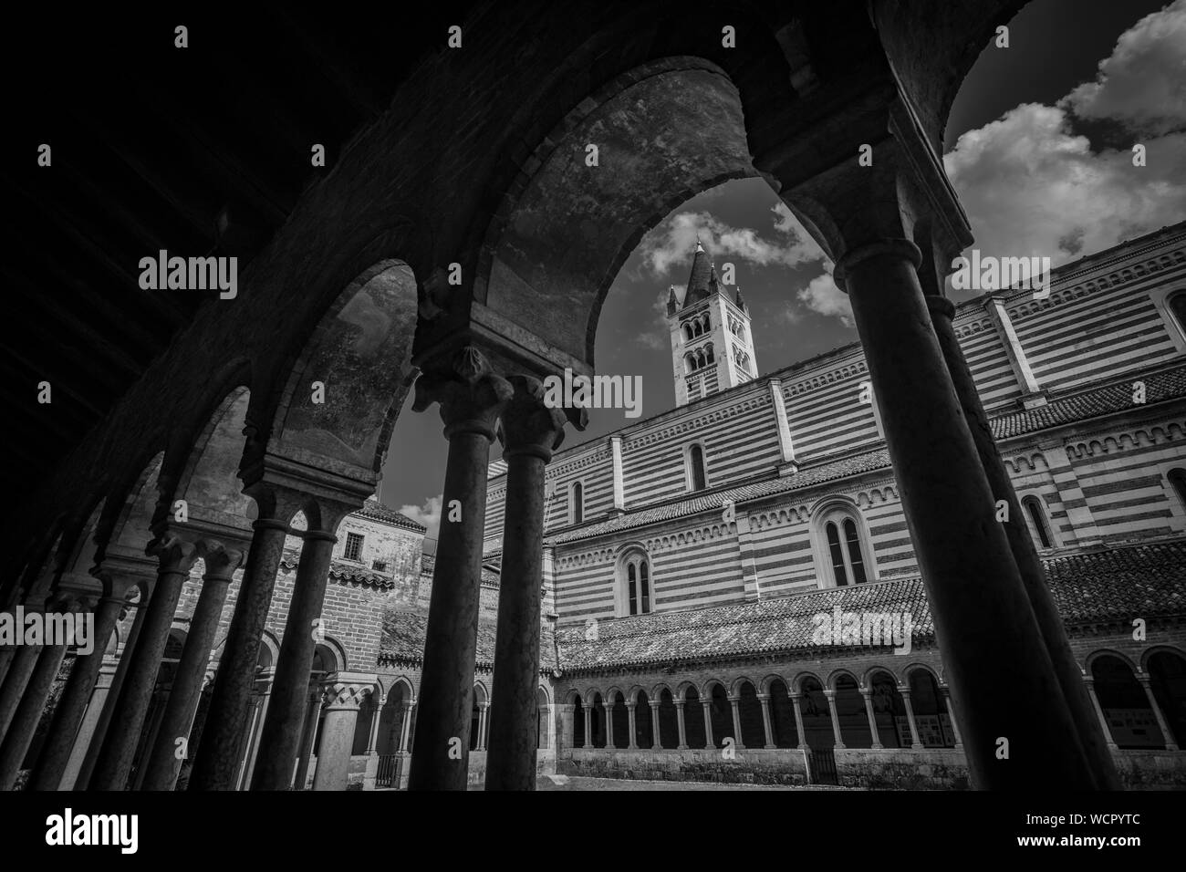 Vérone, Italie, Europe, août 2019, une vue sur la basilique San Zeno Maggiore Banque D'Images