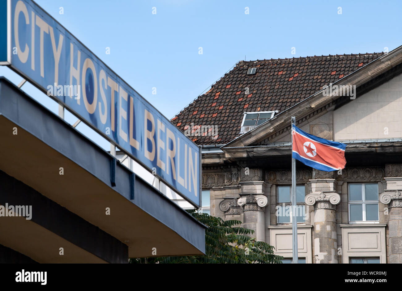 26 août 2019, Berlin : Le City Hostel Berlin à Mitte est situé sur le terrain de l'Ambassade de Corée du Nord, qui est aussi le propriétaire de l'immeuble. Depuis 2016, une résolution de l'ONU a été en vigueur qui interdit la location de biens immobiliers à partir de la Corée du Nord afin d'empêcher la Corée du Nord de générer des devises étrangères que la République populaire pourraient utiliser pour financer son programme nucléaire. Au début de 2018, l'ambassade a donné avis à l'hôtelier et a engagé une action d'expulsion. Cependant, une action d'expulsion ne peut être servie si le demandeur a payé les frais de justice subvention. Et Banque D'Images