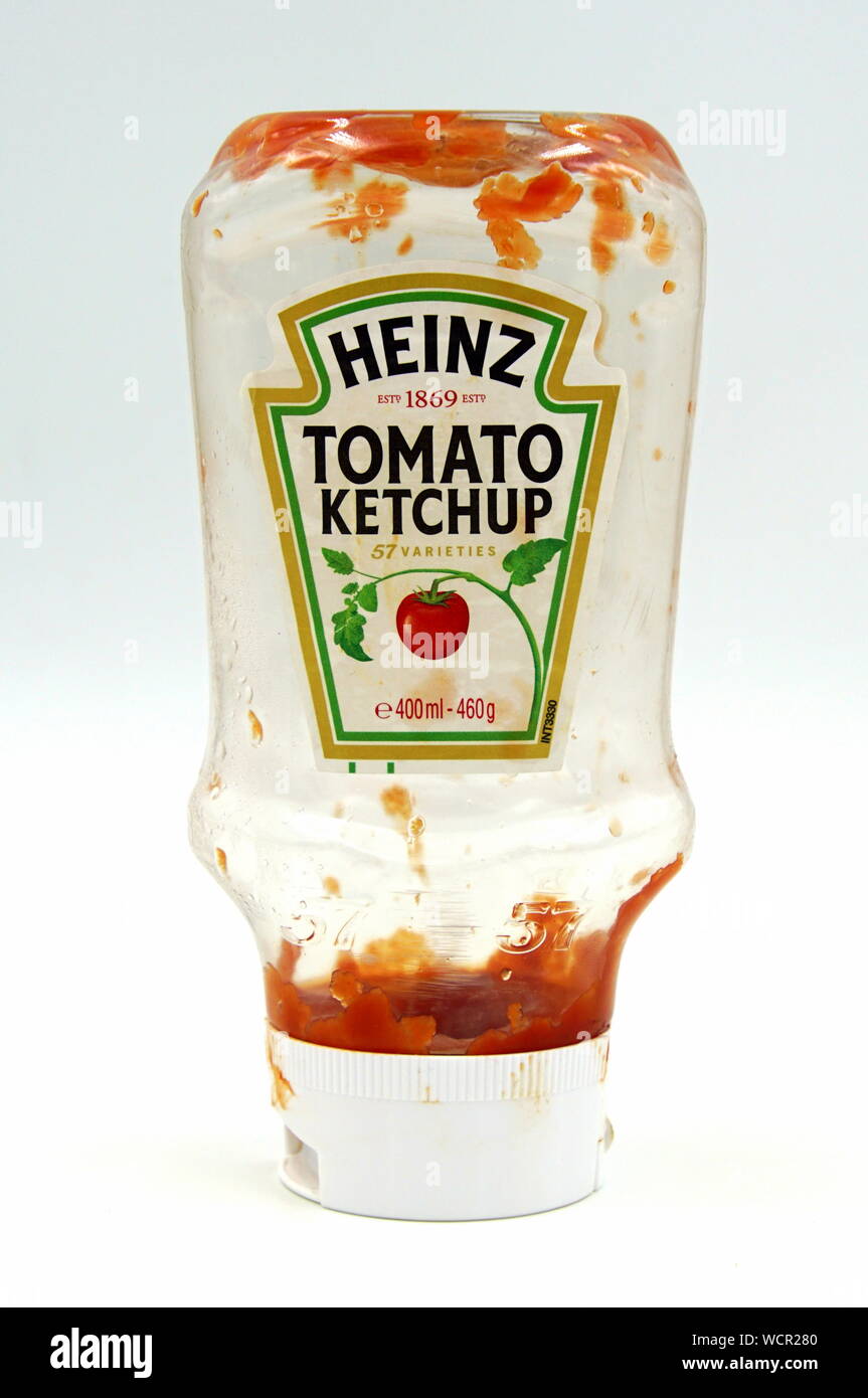 Amsterdam, Pays-Bas - le 9 novembre 2018 : Bouteille vide de Heinz Tomato Ketchup sur un fond blanc. Banque D'Images