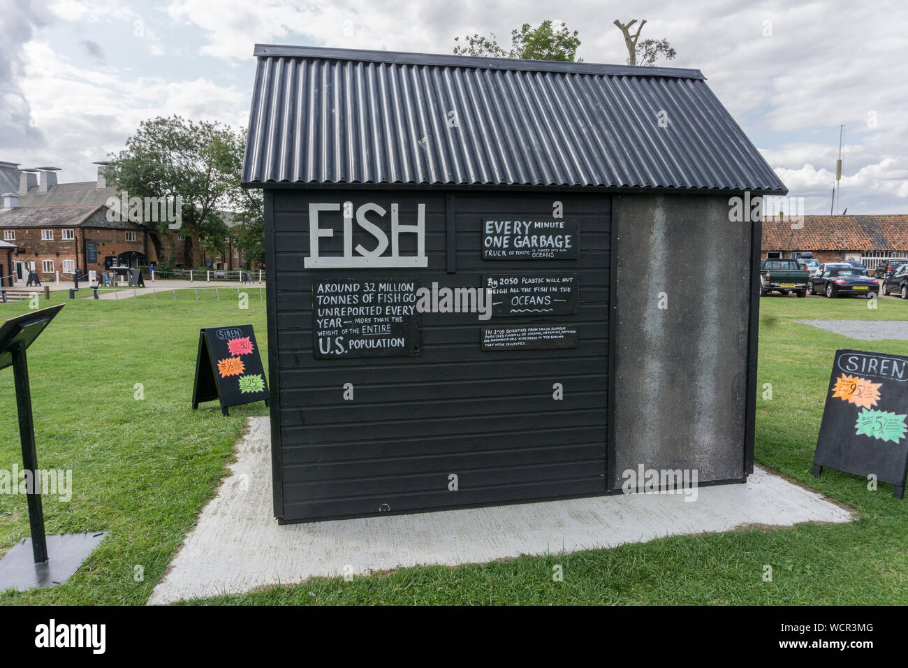 Siren, une installation artistique basée dans un style cabane de pêcheur, par Roger Hardy, Snape Maltings, Royaume-Uni ; à propos de la crise de l'environnement face à la mer Banque D'Images
