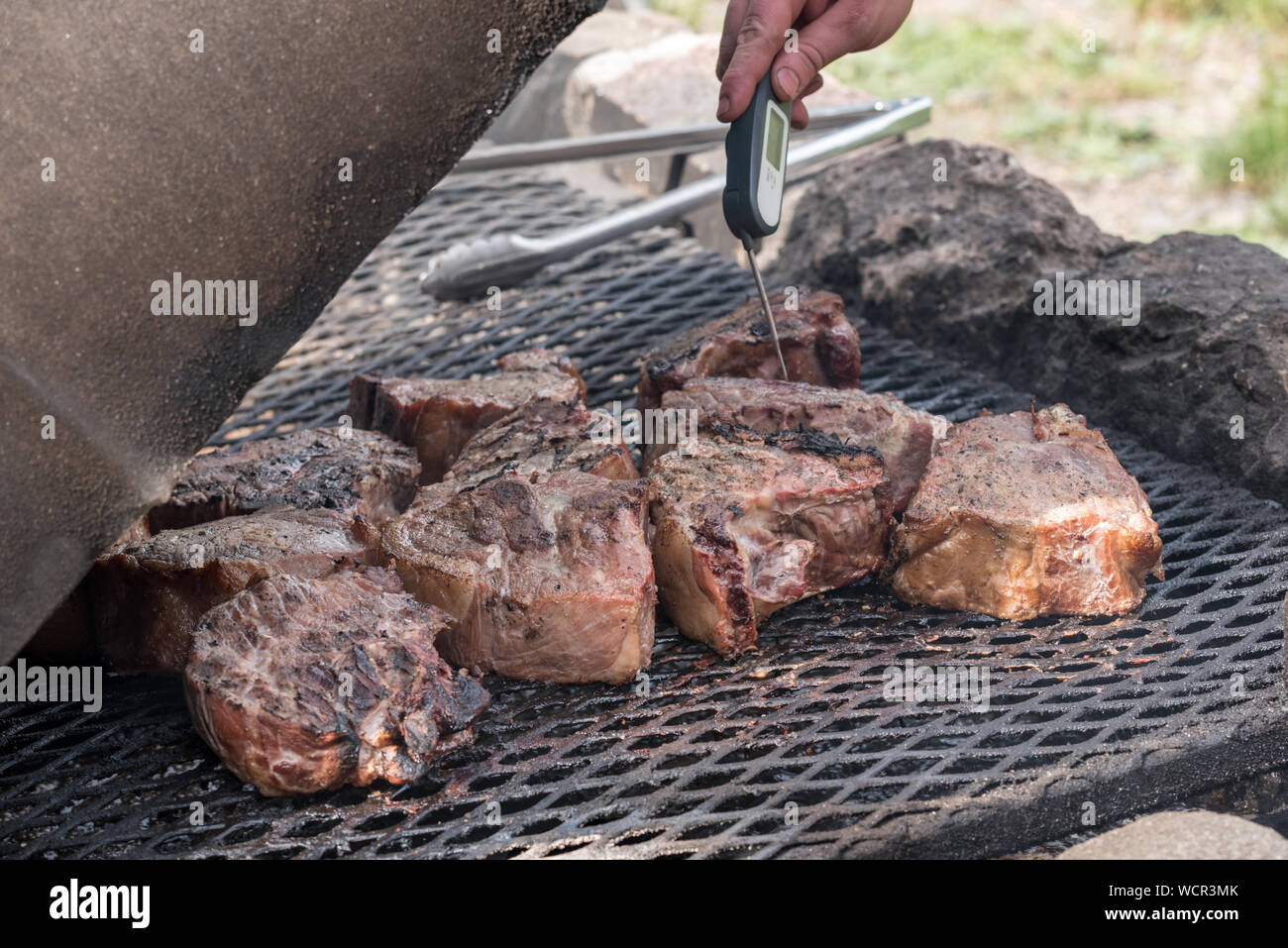 Longe de porc cuisson sur un feu à l'Minam River Lodge dans les montagnes de l'Oregon Wallowa. Banque D'Images