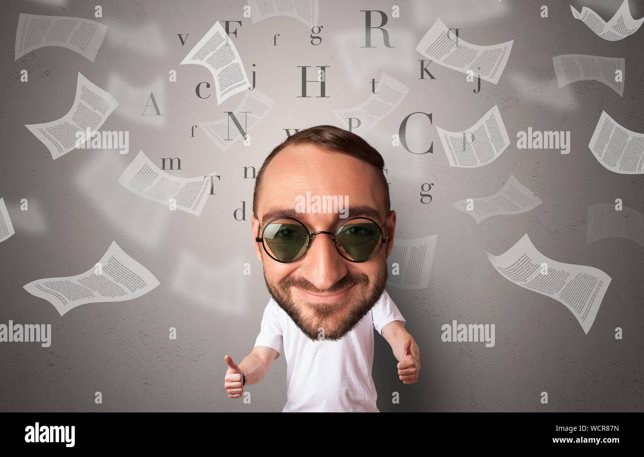 Grosse Tete Sur Le Petit Corps Avec Le Vol De Documents Photo Stock Alamy