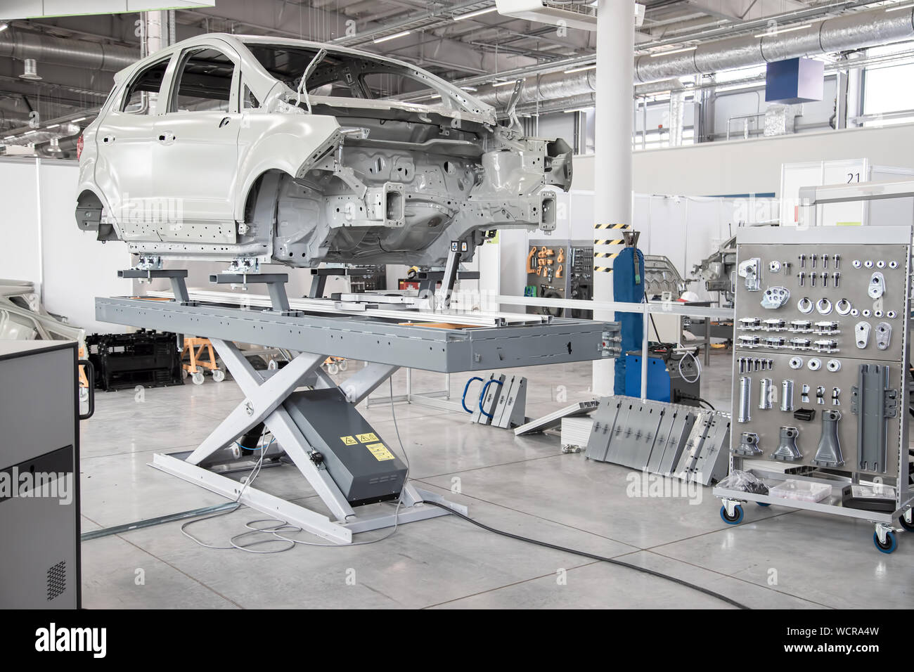 Châssis de voiture dans un atelier de fabrication de voitures. Outils de récupération. Atelier de réparation automobile. Banque D'Images