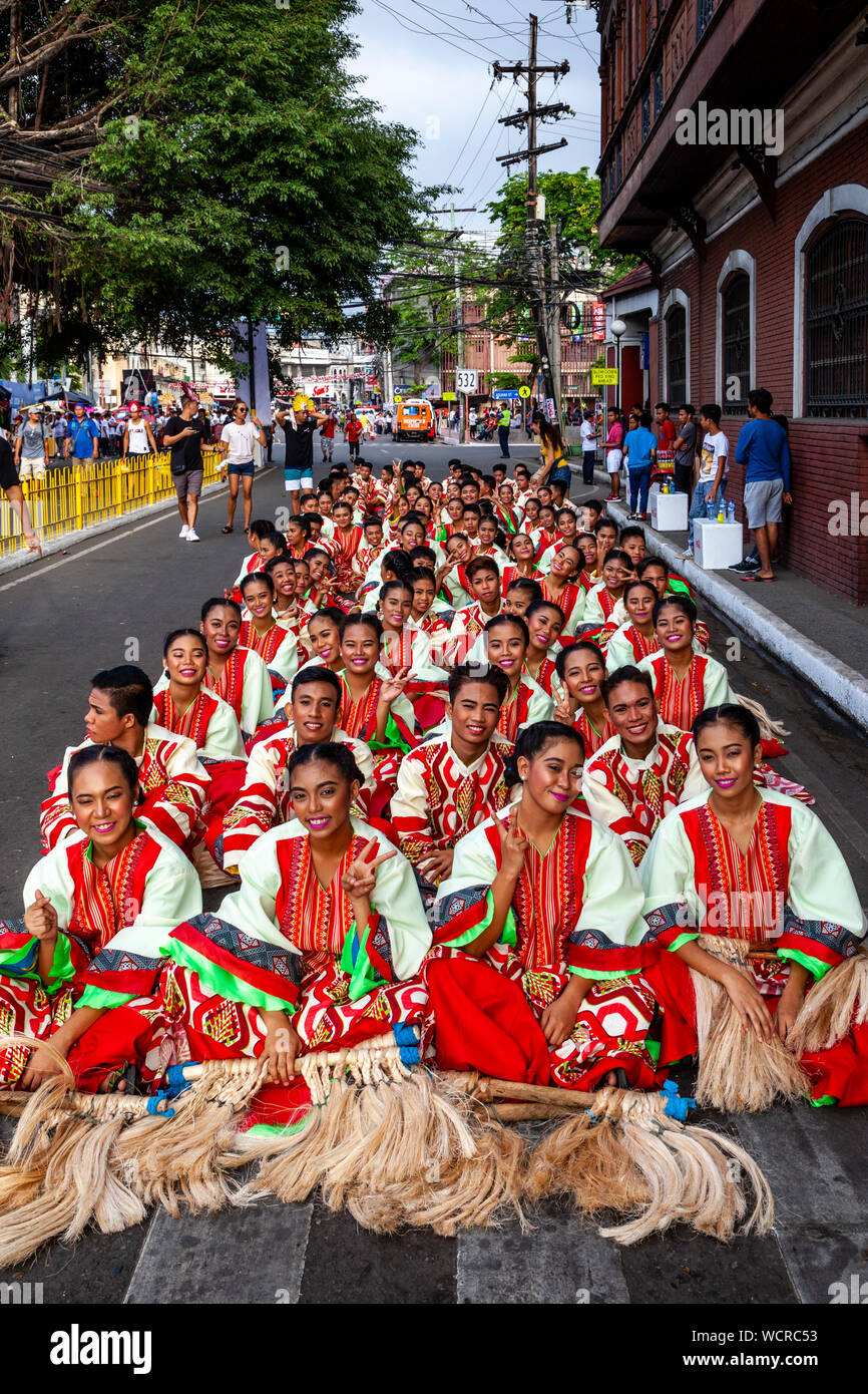 Jeunes philippins d'attendre à effectuer dans le Kasadyahan Dinagyang Festival, concours, la Ville d'Iloilo, aux Philippines, l'île de Panay. Banque D'Images