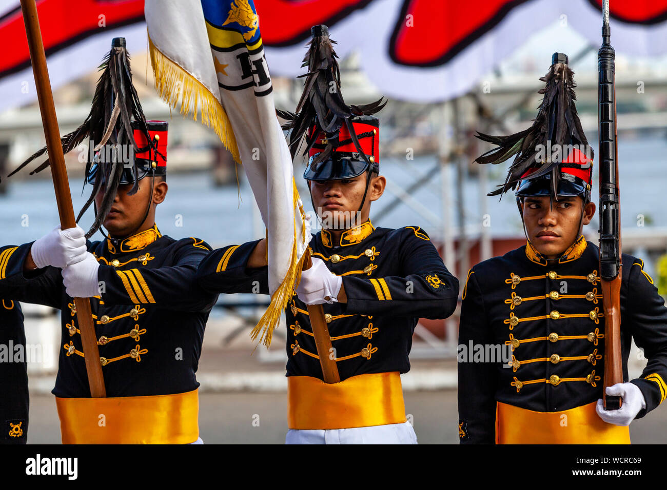 Les jeunes Flagbearers en uniforme militaire effectuer au Festival Dinagyang, Iloilo City, Philippines, l'île de Panay. Banque D'Images