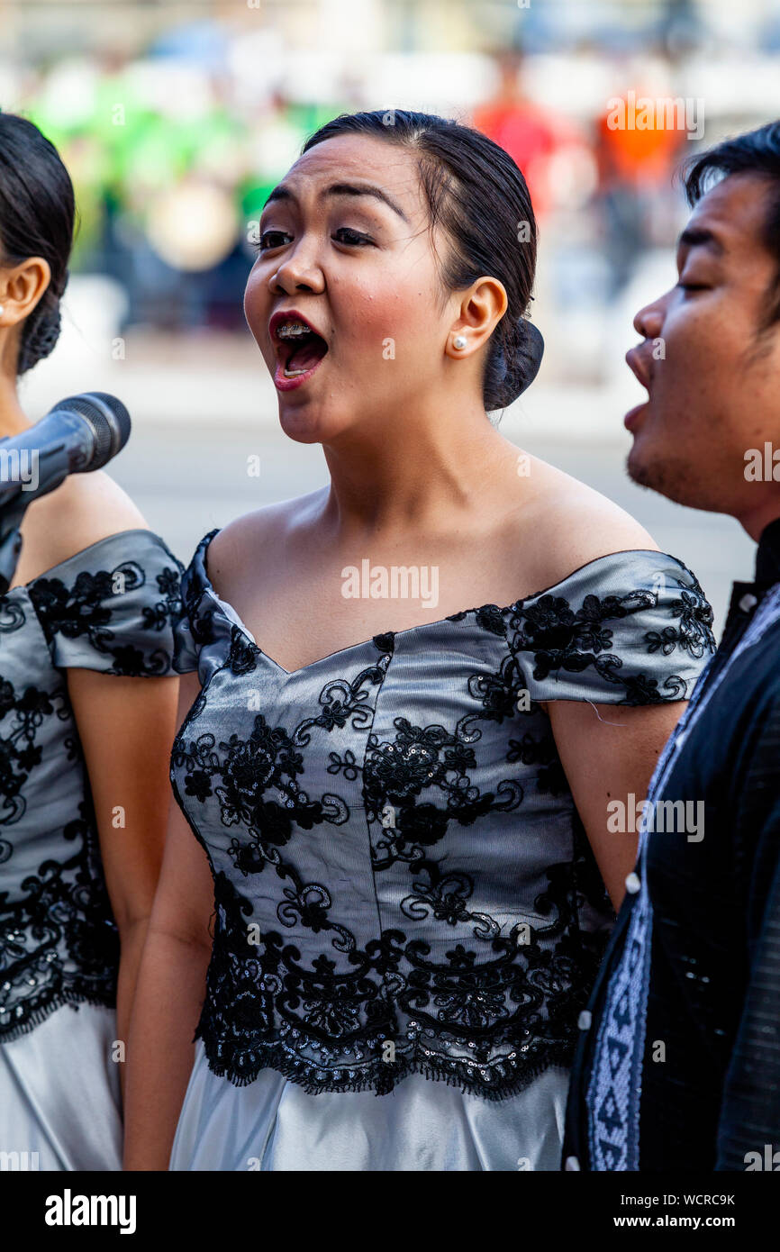 Jeunes philippins chanter l'hymne national au cours de l'Dinagyang Festival, la Ville d'Iloilo, aux Philippines, l'île de Panay. Banque D'Images