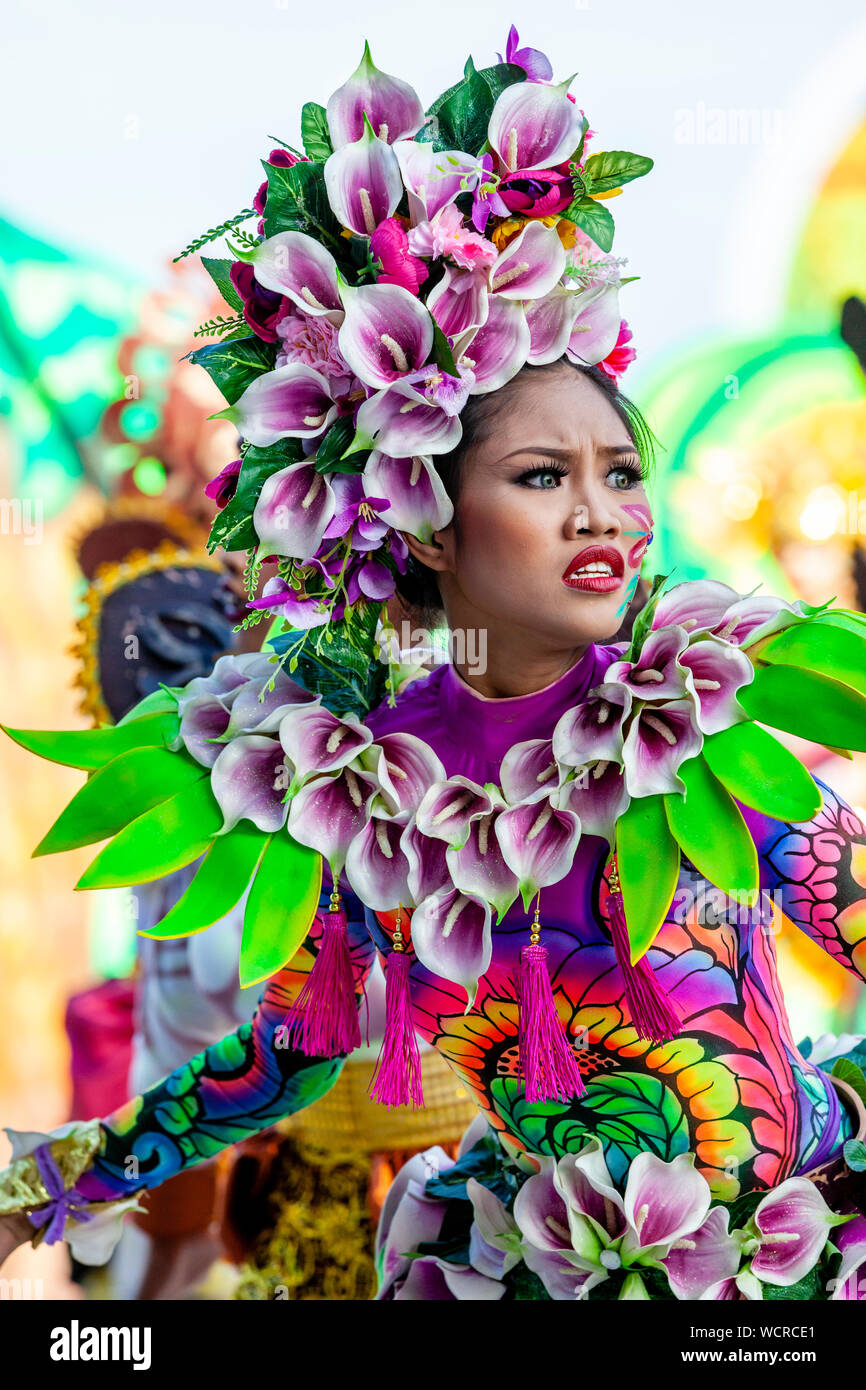 Une jeune femme dansant dans le Kasadyahan Dinagyang Festival, concours, la Ville d'Iloilo, aux Philippines, l'île de Panay. Banque D'Images