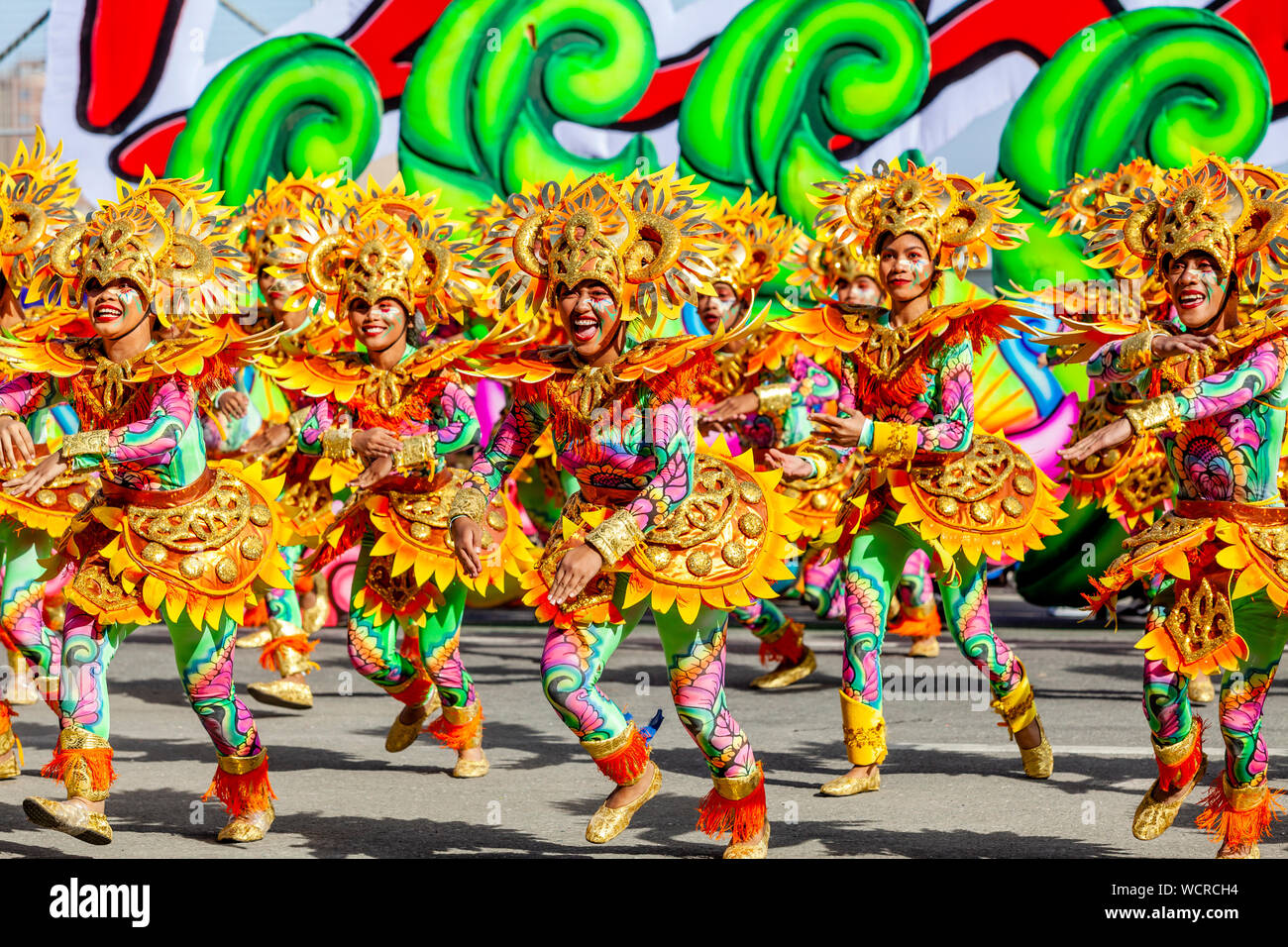 Les jeunes gens qui dansaient dans le Kasadyahan Dinagyang Festival, concours, la Ville d'Iloilo, aux Philippines, l'île de Panay. Banque D'Images