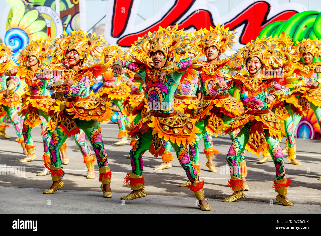 Les jeunes gens qui dansaient dans le Kasadyahan Dinagyang Festival, concours, la Ville d'Iloilo, aux Philippines, l'île de Panay. Banque D'Images