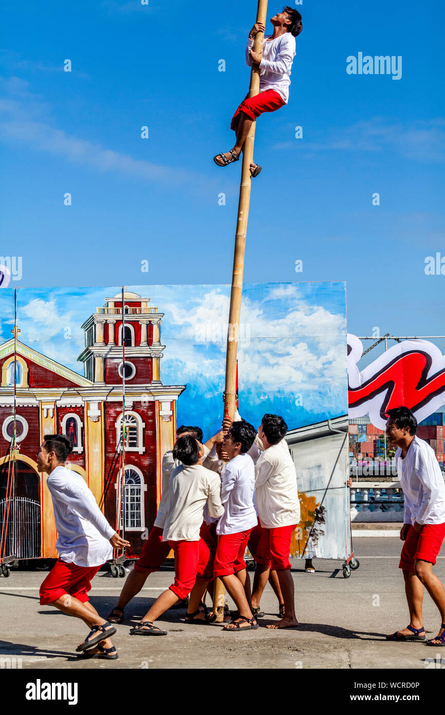 Les jeunes philippins à l'Kasadyahan Dinagyang Festival, concours, la Ville d'Iloilo, aux Philippines, l'île de Panay. Banque D'Images