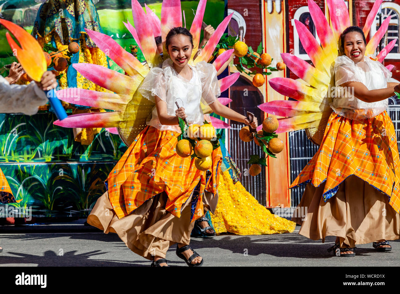 Les gens danser dans le Kasadyahan Dinagyang Festival, concours, la Ville d'Iloilo, aux Philippines, l'île de Panay. Banque D'Images