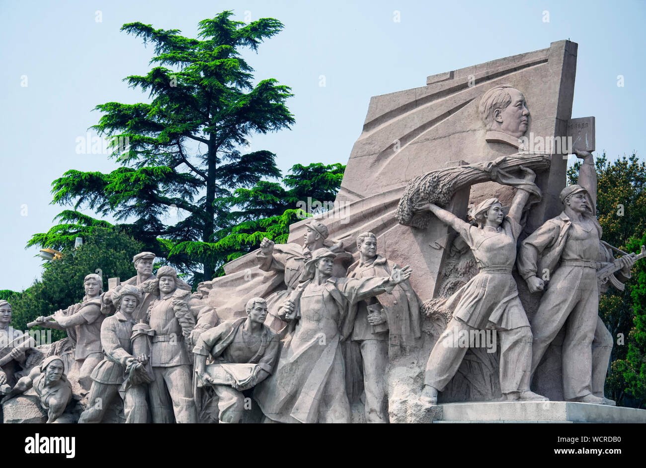 Un mémorial statue au héros autochtones de la place Tiananmen, la Chine de Beijing au cours de la journée. Banque D'Images