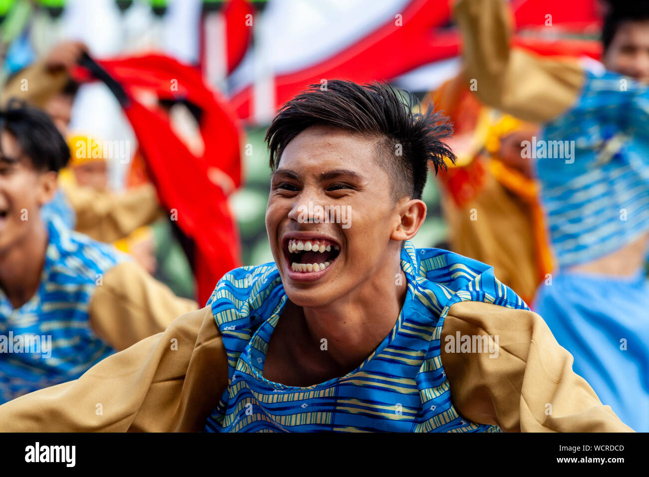 Jeunes philippins danser dans le Kasadyahan Dinagyang Festival, concours, la Ville d'Iloilo, aux Philippines, l'île de Panay. Banque D'Images