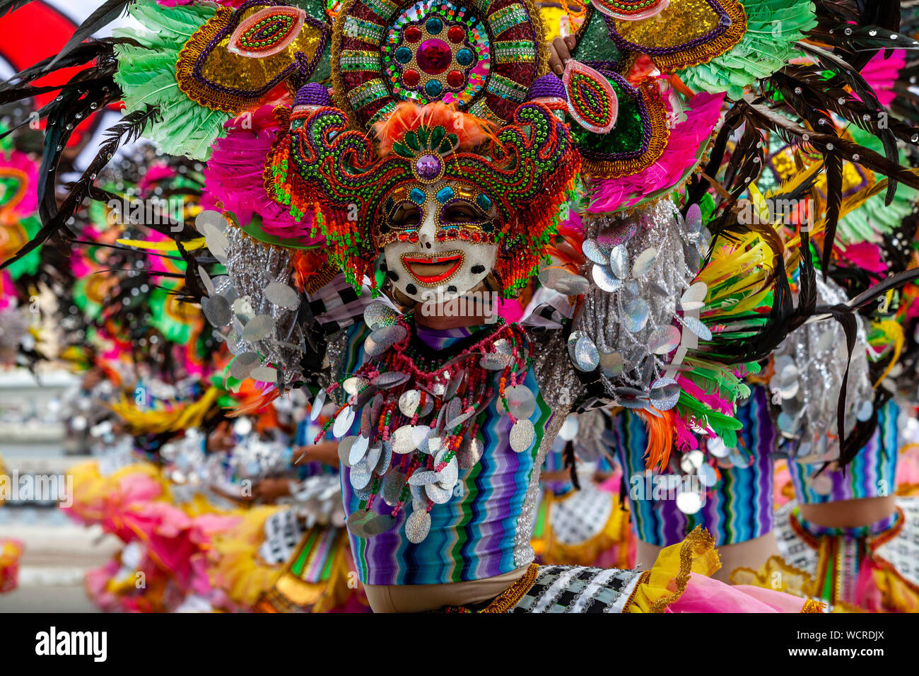 La population locale en costume coloré effectuer dans le Kasadyahan Dinagyang Festival, concours, la Ville d'Iloilo, aux Philippines, l'île de Panay. Banque D'Images