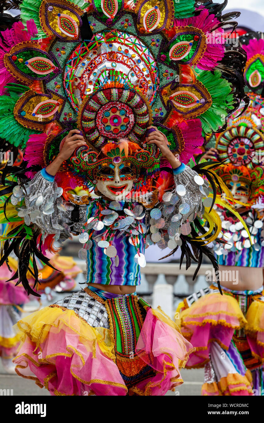 La population locale en costume coloré effectuer dans le Kasadyahan Dinagyang Festival, concours, la Ville d'Iloilo, aux Philippines, l'île de Panay. Banque D'Images