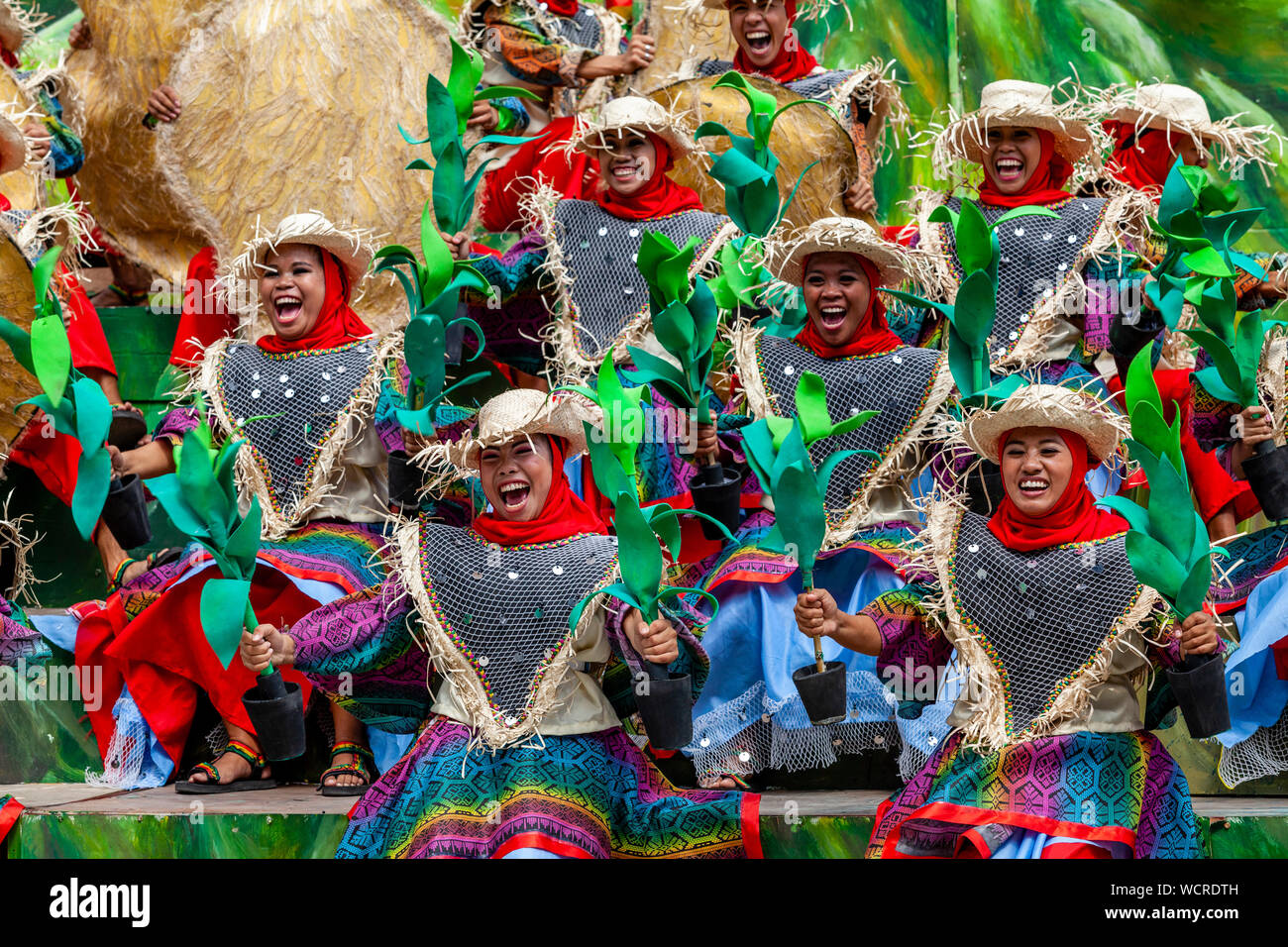 Jeunes philippins danser dans le Kasadyahan Dinagyang Festival, concours, la Ville d'Iloilo, aux Philippines, l'île de Panay. Banque D'Images
