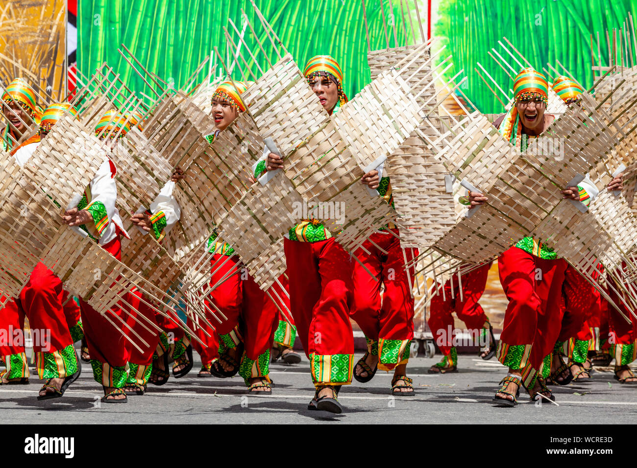 Jeunes philippins dans le Kasadyahan Dinagyang Festival, concours, la Ville d'Iloilo, aux Philippines, l'île de Panay. Banque D'Images
