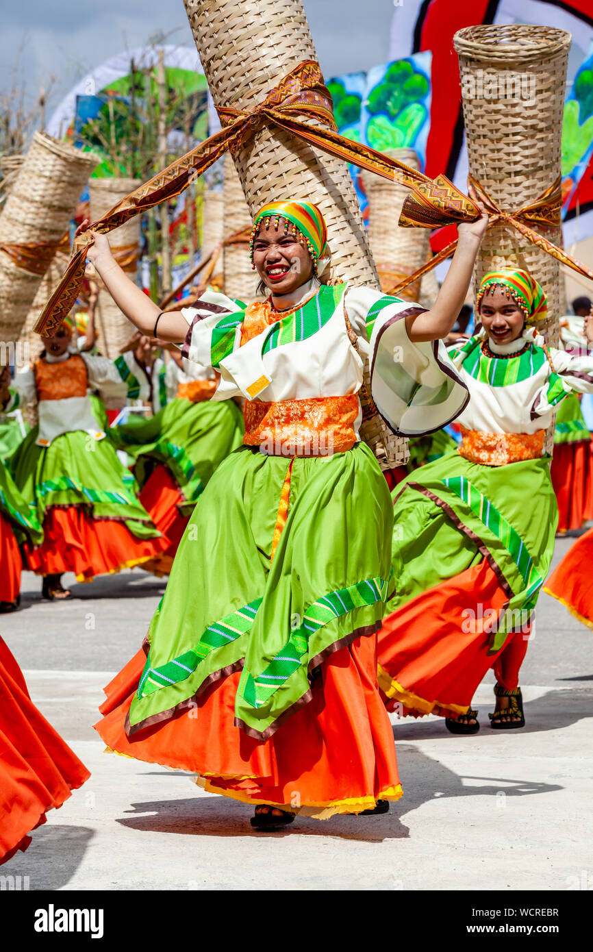 Les jeunes femmes philippines danser dans le Kasadyahan Dinagyang Festival, concours, la Ville d'Iloilo, aux Philippines, l'île de Panay. Banque D'Images