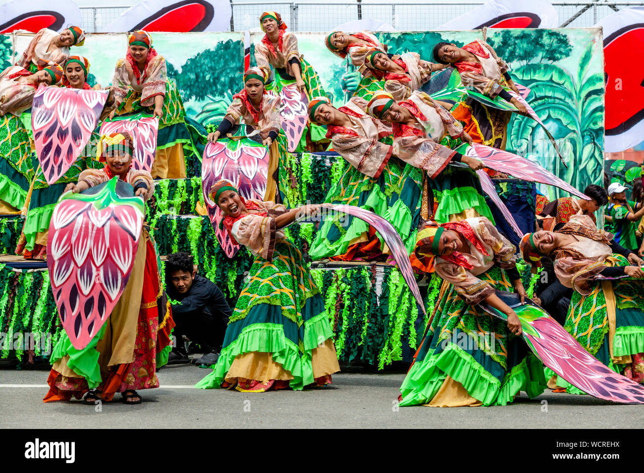 Les jeunes femmes philippines dans le Kasadyahan Dinagyang Festival, concours, la Ville d'Iloilo, aux Philippines, l'île de Panay. Banque D'Images