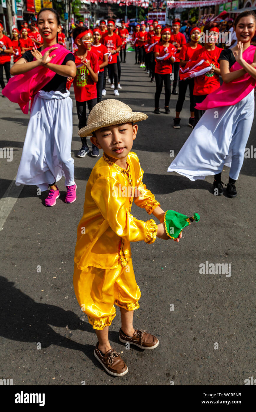 Les jeunes Philippins prennent part à une procession de rue colorés pendant la Dinagyang Festival, la Ville d'Iloilo, aux Philippines, l'île de Panay Banque D'Images