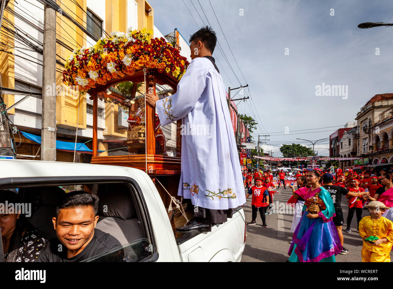 Un Santo Nino Statue est transporté à travers les rues à la tête d'une procession pendant la Festival Dinagyang, la Ville d'Iloilo, aux Philippines, Panay. Banque D'Images