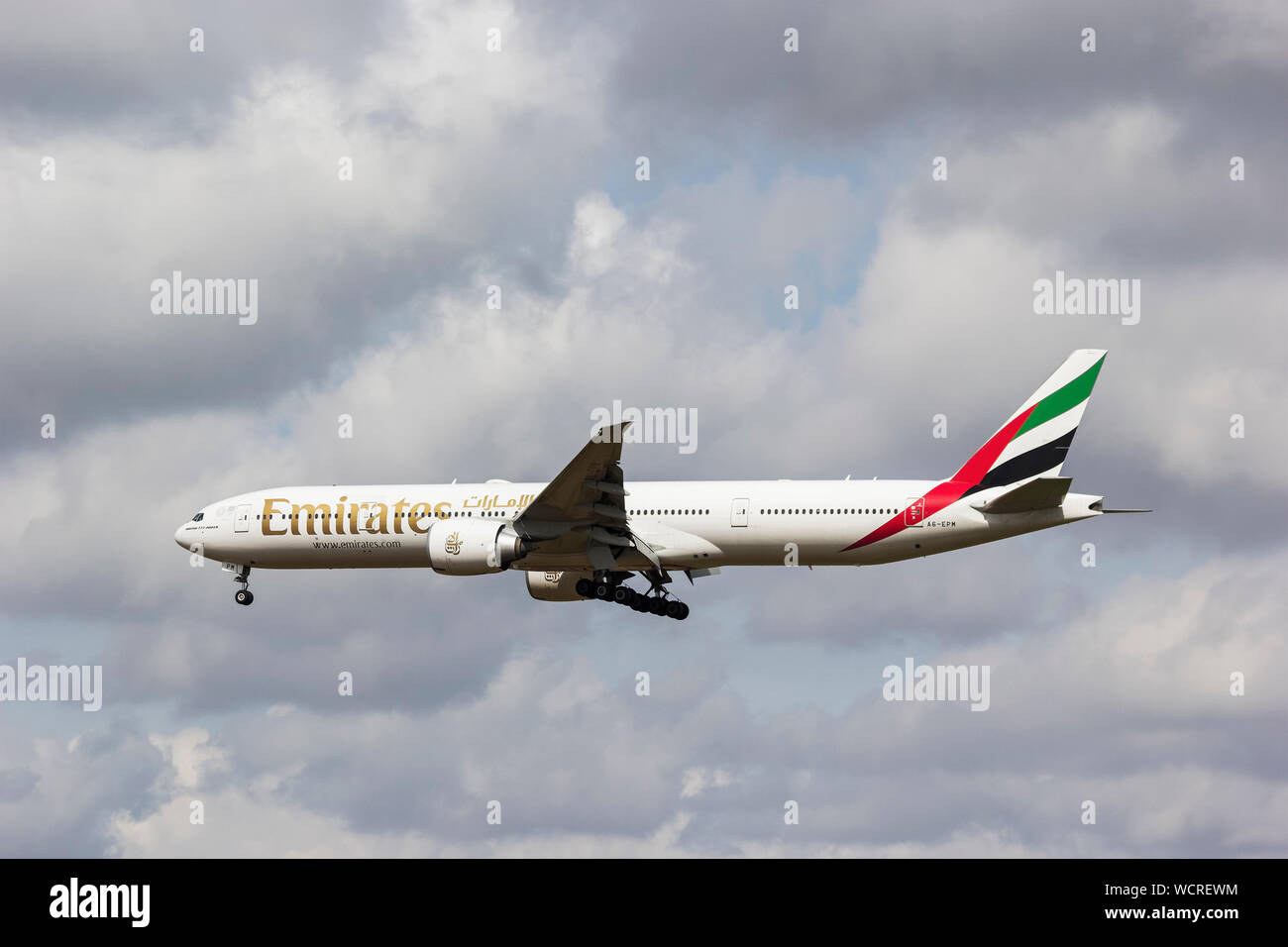 Un Boeing 777-300 ER sur l'unis à la terre Banque D'Images