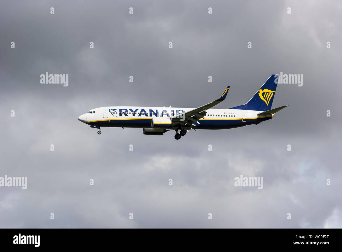 Un Boeing 737 sur Ryan Air à la terre Banque D'Images