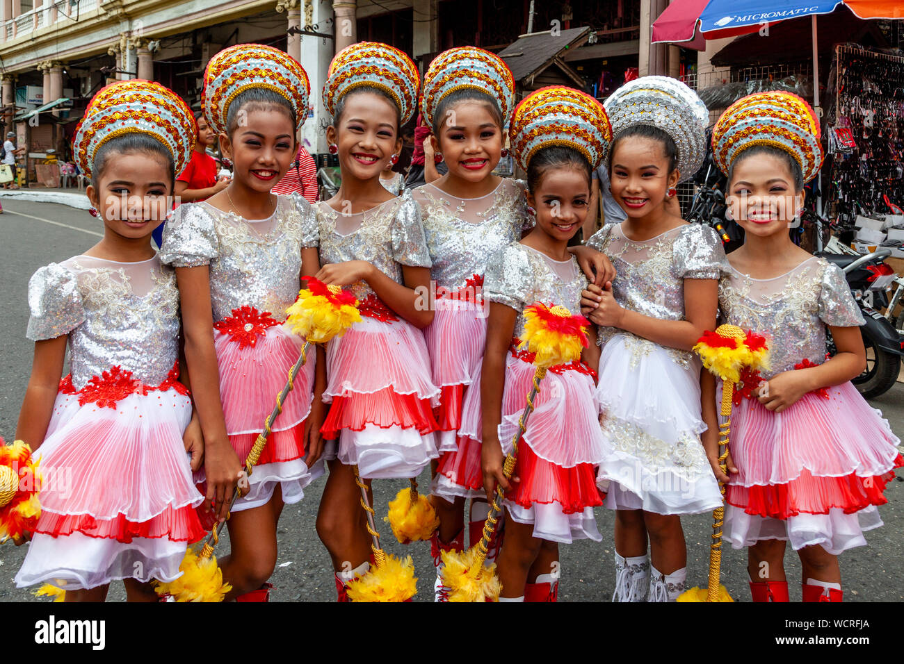 Les élèves des écoles primaires posent pour une photo pendant le Tambor Trumpa Martsa Musika (Drum & Bugle) Concours, Festival Dinagyang, Iloilo, Philippines. Banque D'Images