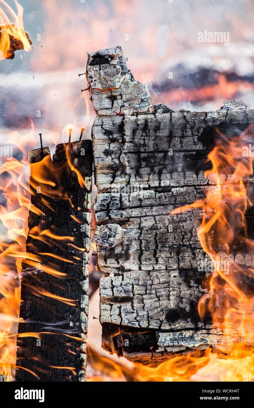 Vue détaillée de la combustion de bois peint mur effondré, beaucoup de fumée, de flammes et de charbon de bois. Accueil incendie concept. Banque D'Images