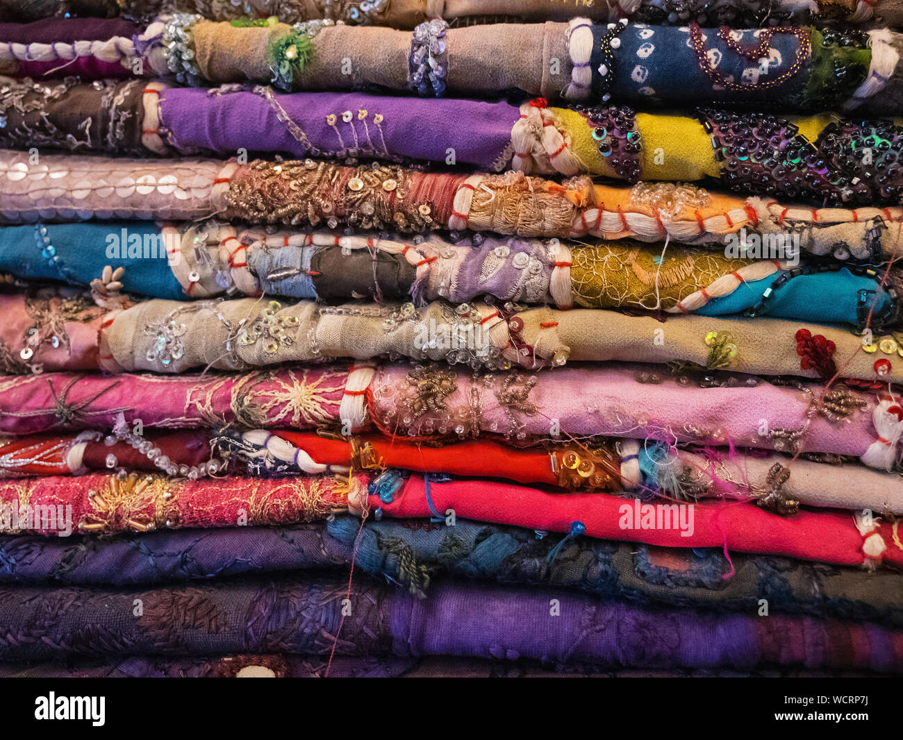Pile de tissus colorés indiens. Jaipur, Rajasthan, Inde, Asie Banque D'Images