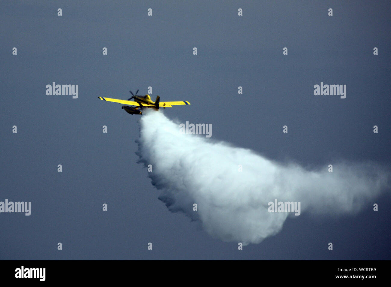 Avion de chasse Dégagement de fumée tout en battant contre le ciel Banque D'Images