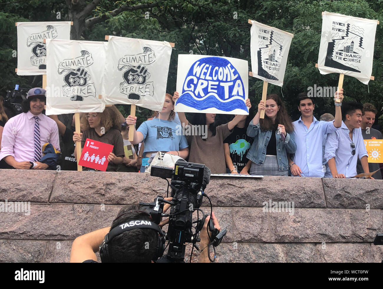 New York, USA. Août 28, 2019. Des jeunes d'indications pour saluer le Greta Thunberg, 16 ans, activiste climatique suédois avant qu'elle entre dans le port de New York, à bord de la Malizia II les yacht. Crédit : Benno Schwinghammer/dpa/Alamy Live News Banque D'Images