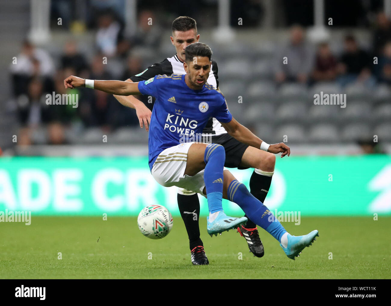 Le Newcastle United Ciaran Clark et Leicester City's Daniel Amartey bataille pour la balle durant le deuxième tour de la Coupe du buffle à St James' Park, Newcastle. Banque D'Images