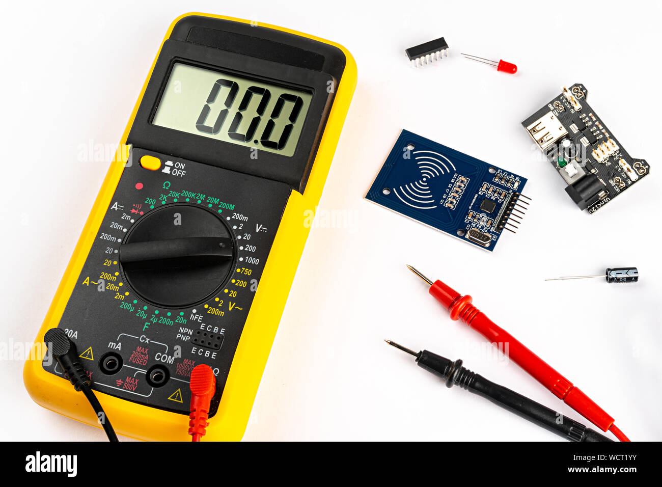 Multimètre numérique jaune l'outil appareil de mesure électronique avec  cordon noir et rouge microc circuit puce led et micro contrôleur isolé sur  Photo Stock - Alamy