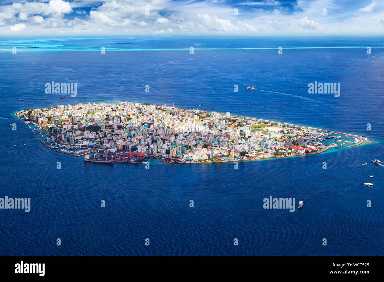 Vue aérienne sur la ville capitale de l'île surpeuplée. Maldives dans l'océan Indien sur fond bleu océan mer Banque D'Images