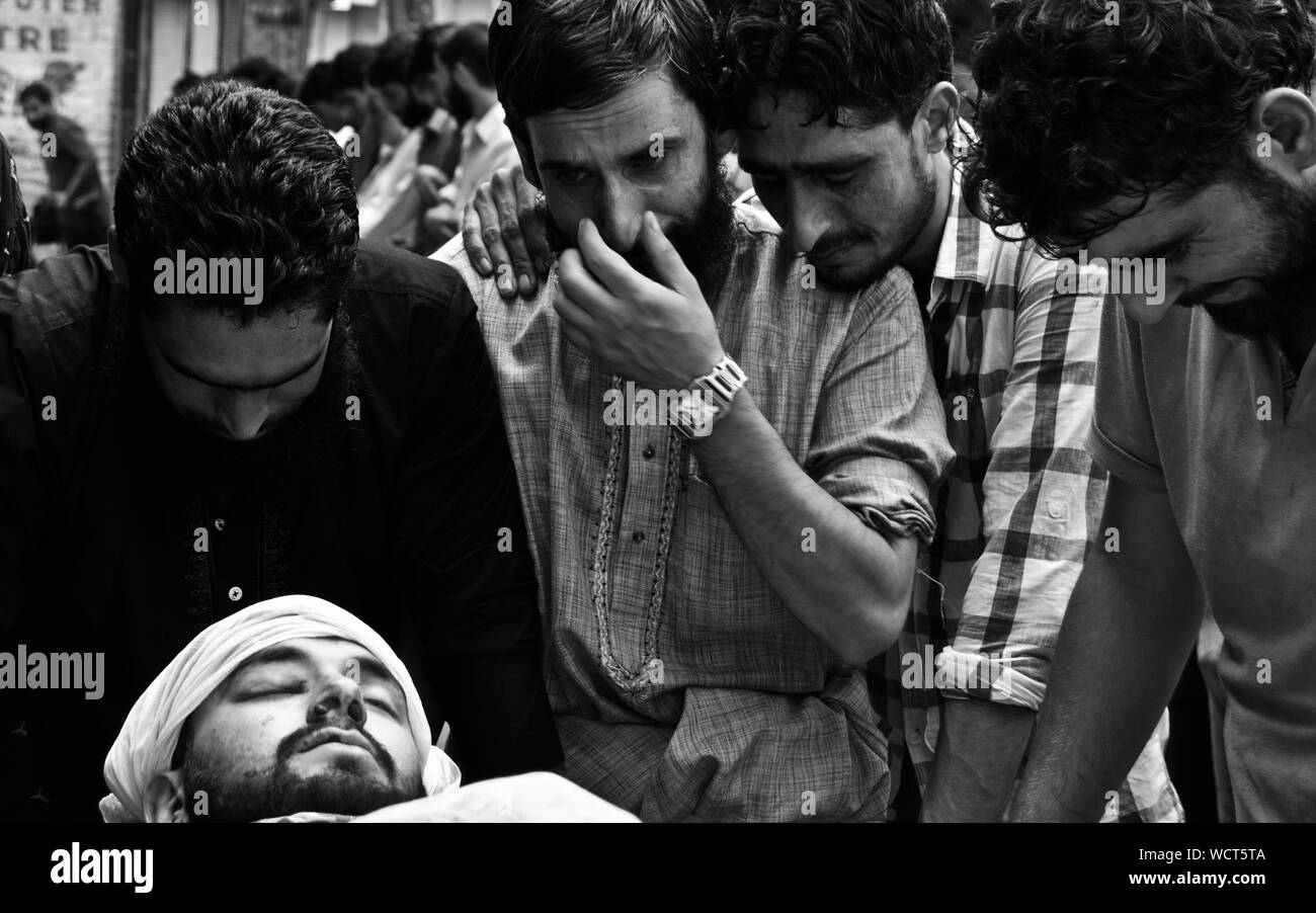 Le 2016-17 troubles dans le cachemire, également connu sous le nom de Burhan suite, fait référence à une série de manifestations violentes dans la vallée du Cachemire à majorité musulmane dans l'état administrées par les Indiens du Jammu-et-Cachemire. Cela a commencé avec l'assassinat de Burhan Wani, le commandant de la militante à base de Cachemire Hizbul Mujahideen groupe profreedom par les forces de sécurité indiennes le 8 juillet 2016. Après son assassinat, l'anti-Inde manifestations ont commencé à l'ensemble de la vallée du Cachemire. Couvre-feu a été imposé dans la vallée du Cachemire, les services mobiles ont été suspendues par le gouvernement de l'état. Vallée du Cachemire reste sous 53 jours consécutifs de couvre-feu qui a été Banque D'Images