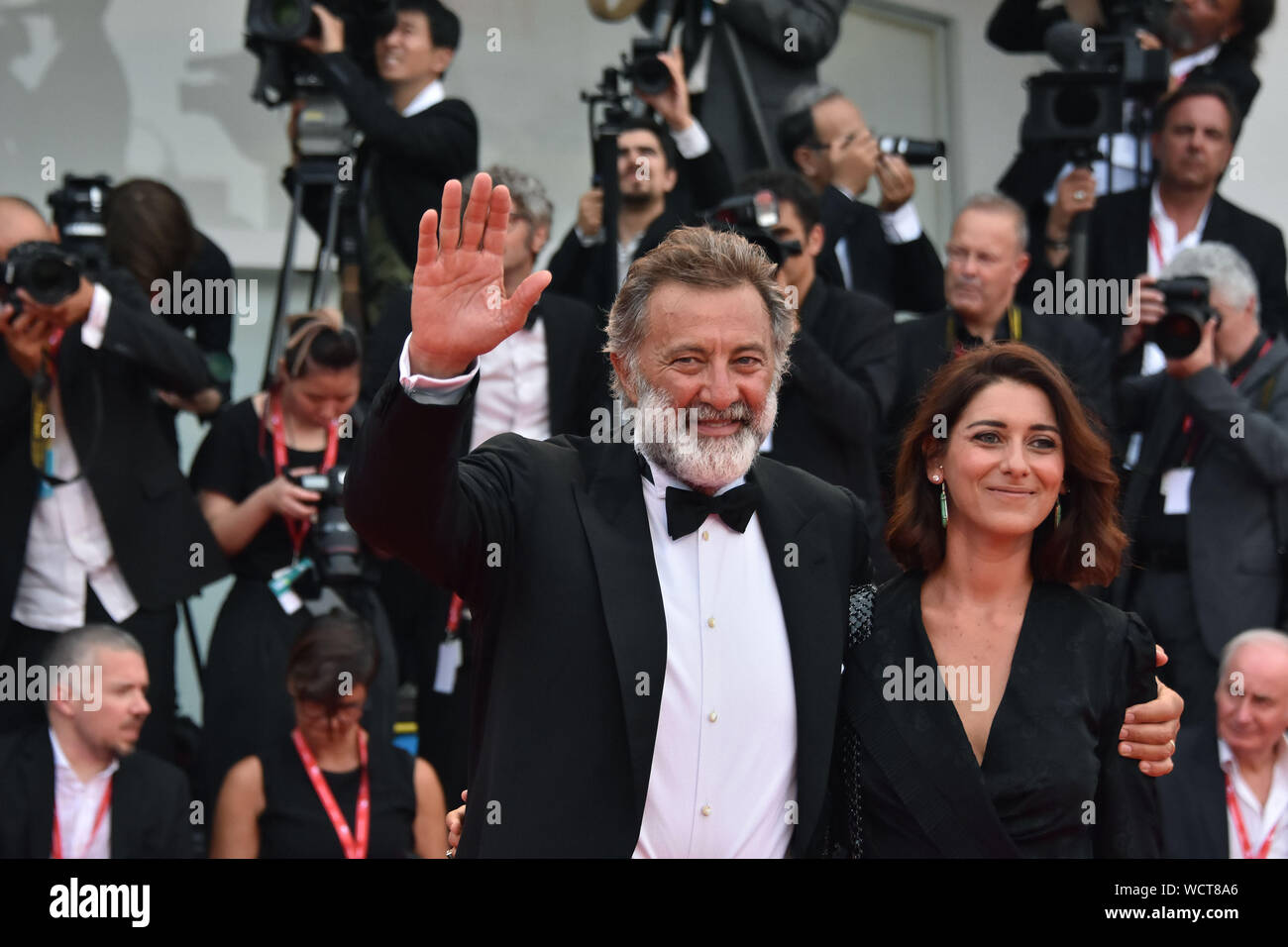 Venise, Italie. Août 28, 2019. Luca Barbareschi, Elena Monorchio marche le tapis rouge de l'avant de la cérémonie d'ouverture durant le 76e Festival du Film de Venise à Sala Casino le 28 août 2019 à Venise, Italie. Credit : Andrea Merola/éveil/Alamy Live News Banque D'Images