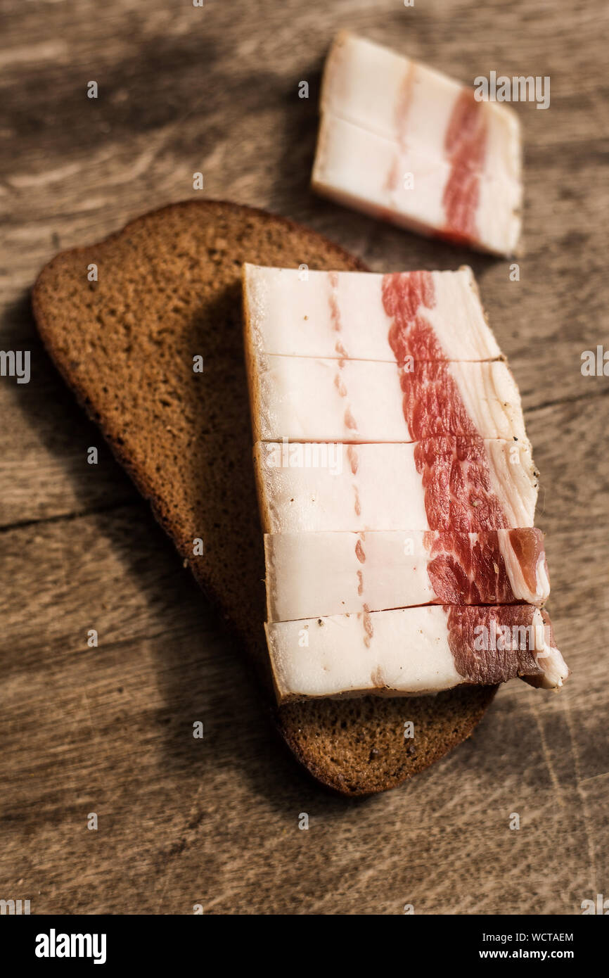 Bacon et pain sur fond de bois. Apéritif traditionnel russe et ukrainien Banque D'Images