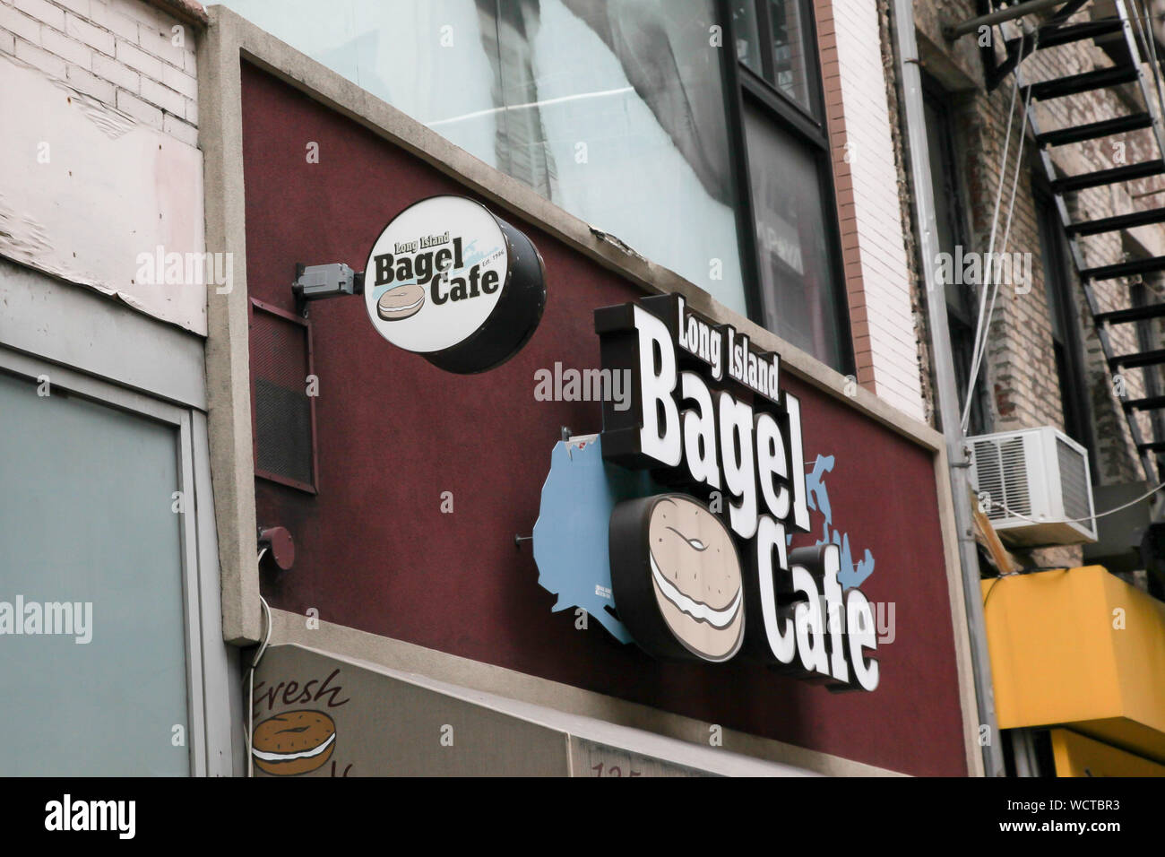 NEW YORK, NY, USA - 8 avril 2016 : Long Island Bagel Cafe signe. Vue de Fulton Street à Manhattan. Banque D'Images