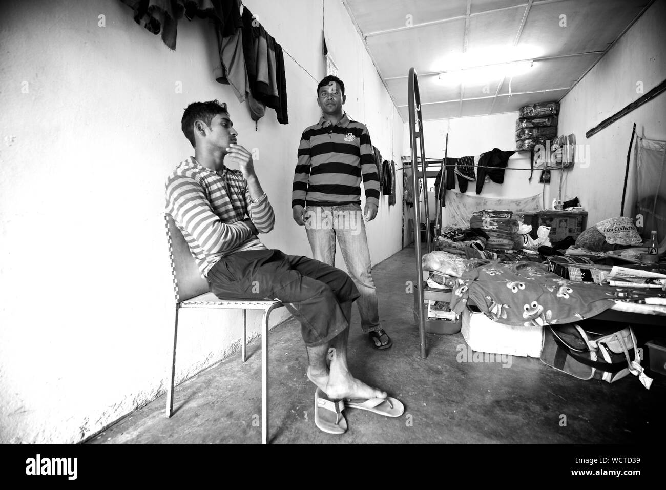 Plantation de thé Bharat, Cameron Highlands, Malaisie : Mohammad Sumon (à droite), de l'âge de 26 ans est de Chapainawabganj, au Bangladesh. Sumon est maintenant de retour au Bangladesh. Il a quitté la Malaisie le 12 janvier 2017. Sumon initialement est arrivé à Bharat de thé sur un contrat de 2 ans, mais a été forcé de rester pour une autre année. "Ils ont refusé de retourner mon passeport et m'a forcé à rester pour une autre année. J'étais impuissant, je ne pouvais rien y faire." "Ils vous font le travail dur sur le terrain tous les jours et on vous paie pour les arachides. Il y a tellement d'Étudiants Les personnes qui travaillent dans d'autres endroits jusqu'à 10 ans ou plus mais h Banque D'Images