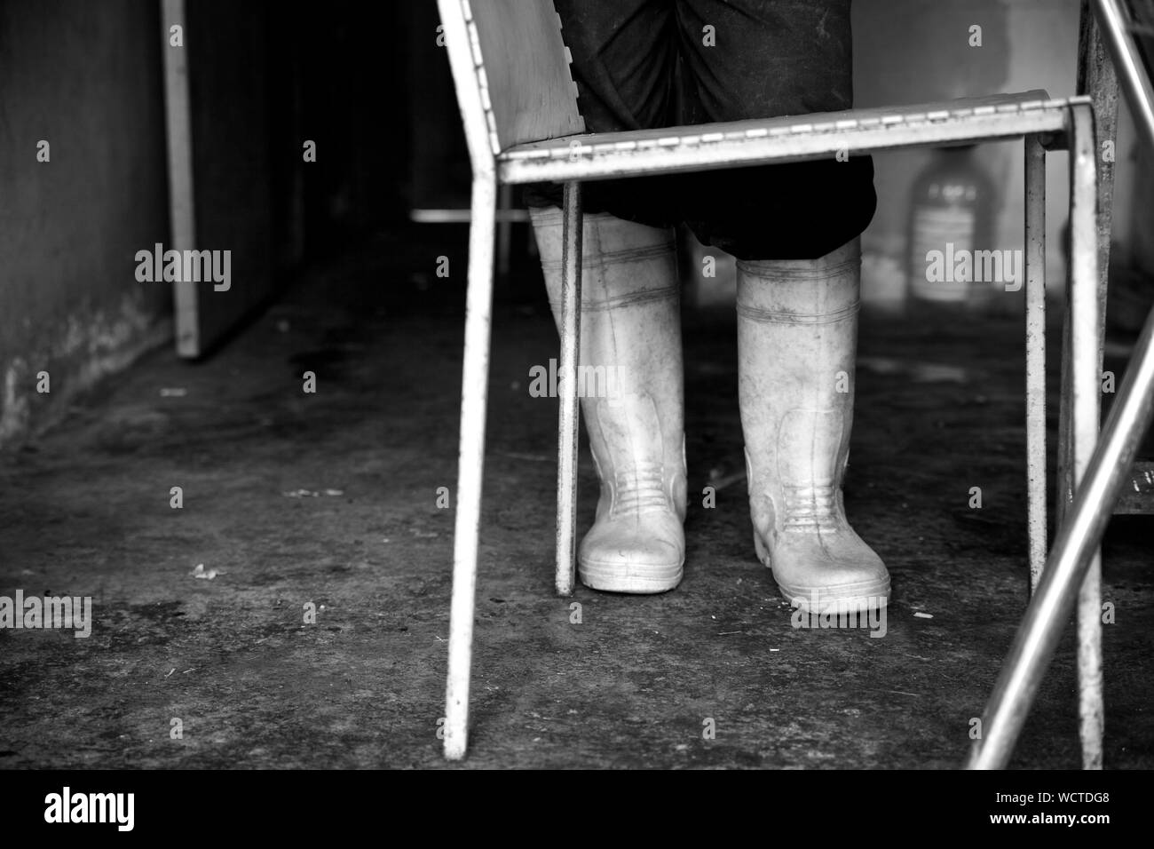 Plantation de thé Bharat, Cameron Highlands, Malaisie : Homan calembour de l'âge de 22 ans est de Macd jilla, Bhakimli Dhawlagiri, au Népal.Il a été à l'emploi de thé Bharat pendant environ 6 mois. Dans la première moitié de la journée, il travaille sur le terrain, couper toutes les plantes indésirables et la deuxième moitié il conduit le tracteur. Il gagne environ 1500-1600 $/mois. Il n'a pas de couverture santé. Il a payé la main-d'oeuvre à Katmandou 50 000 NPR pour obtenir cet emploi. Envoyé de l'argent Accueil deux fois en 2 mois. 850 $ la première fois et 500 $ la deuxième fois 'Dici dukh garera paisa teti paude naa' (ils vous font la planche sur le terrain et har Banque D'Images