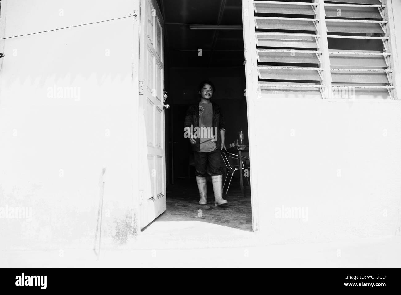 Plantation de thé Bharat, Cameron Highlands, Malaisie : Homan calembour de l'âge de 22 ans est de Macd jilla, Bhakimli Dhawlagiri, au Népal.Il a été à l'emploi de thé Bharat pendant environ 6 mois. Dans la première moitié de la journée, il travaille sur le terrain, couper toutes les plantes indésirables et la deuxième moitié il conduit le tracteur. Il gagne environ 1500-1600 $/mois. Il n'a pas de couverture santé. Il a payé la main-d'oeuvre à Katmandou 50 000 NPR pour obtenir cet emploi. Envoyé de l'argent Accueil deux fois en 2 mois. 850 $ la première fois et 500 $ la deuxième fois 'Dici dukh garera paisa teti paude naa' (ils vous font la planche sur le terrain et har Banque D'Images