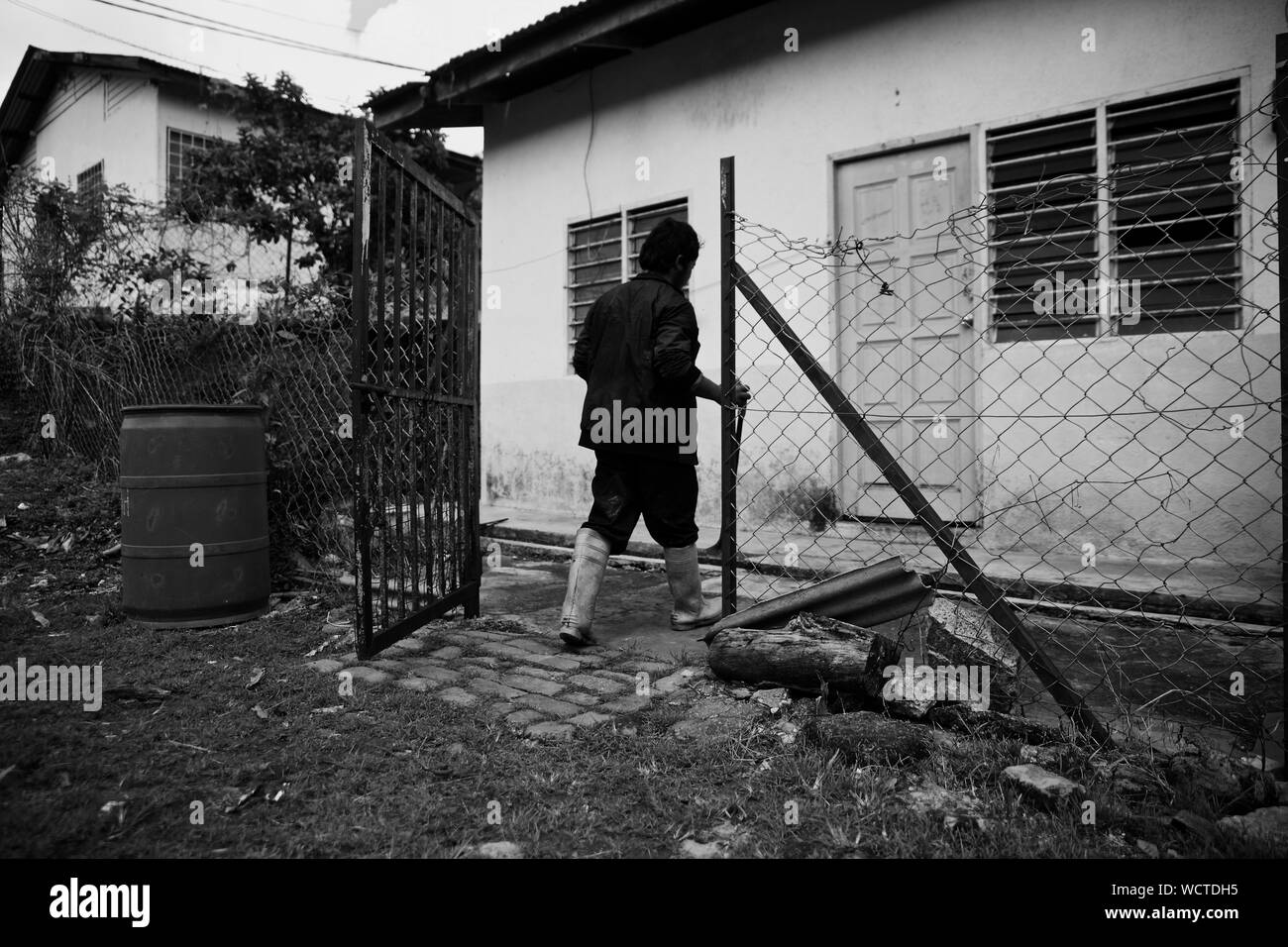 Plantation de thé Bharat, Cameron Highlands, Malaisie : Homan calembour de l'âge de 22 ans est de Macd jilla, Bhakimli Dhawlagiri, au Népal.Il a été à l'emploi de thé Bharat pendant environ 6 mois. Dans la première moitié de la journée, il travaille sur le terrain, couper toutes les plantes indésirables et la deuxième moitié il conduit le tracteur. Il gagne environ 1500-1600 $/mois. Il n'a pas de couverture santé. Il a payé la main-d'oeuvre à Katmandou 50 000 NPR pour obtenir cet emploi. Envoyé de l'argent Accueil deux fois en 2 mois. 850 $ la première fois et 500 $ la deuxième fois 'Dici dukh garera paisa teti paude naa' (ils vous font la planche sur le terrain et har Banque D'Images