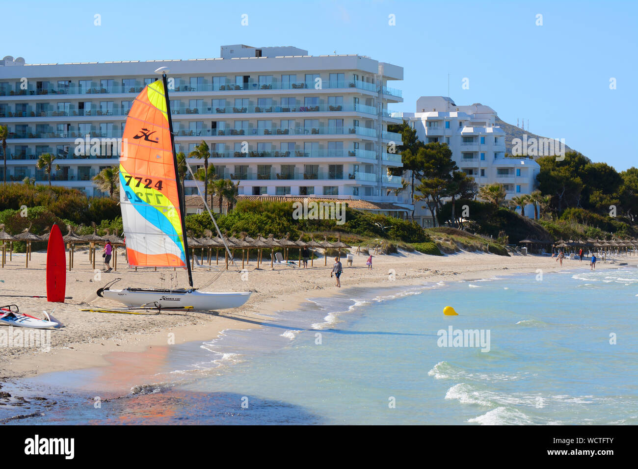 Mallorca, Espagne - 11 mai 2019 : Bateaux à voile sur la plage de sable fin d'Alcudia Banque D'Images