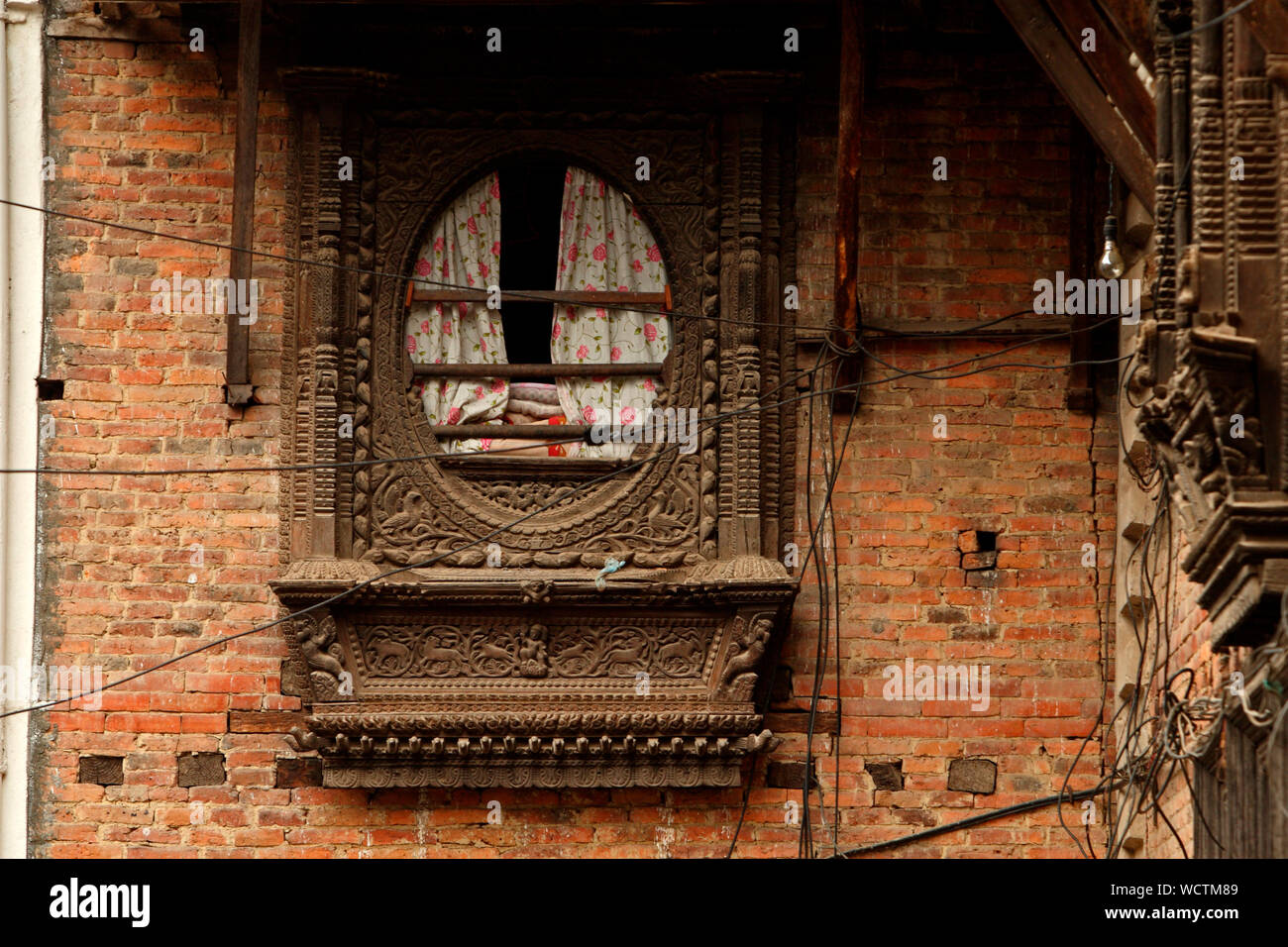 Des sculptures en bois d'une fenêtre, à Patan, également connu sous le nom de Lalitpur (Ville de la beauté), au Népal. 2010. Patan est une ville de monuments bouddhiques, des temples hindous et des sculptures en bois. Banque D'Images