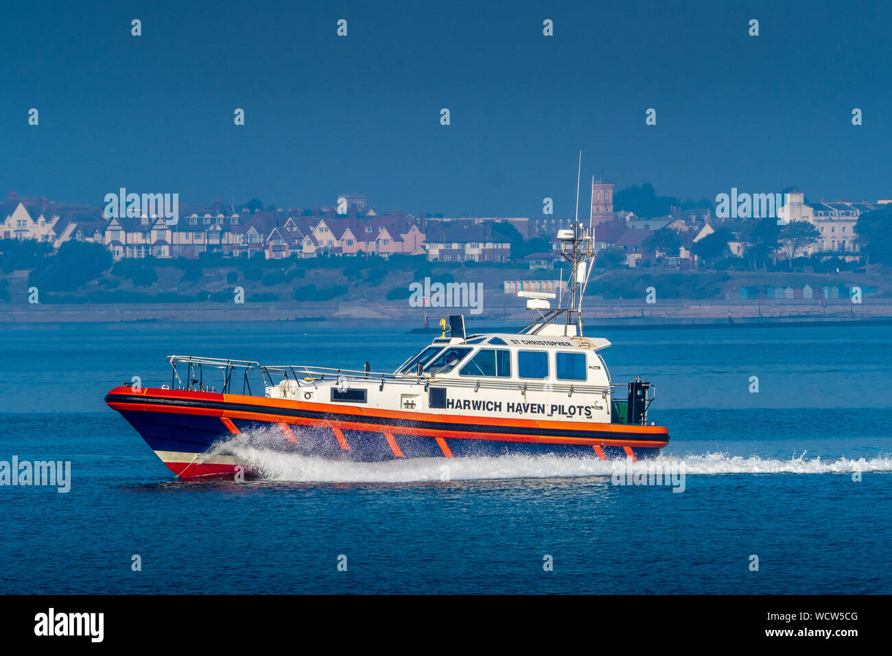 Harwich Haven Pilots Boat - Harwich et Felixstowe Port Pilots les bateaux partent pour livrer un pilote à un navire à conteneurs entrant Banque D'Images