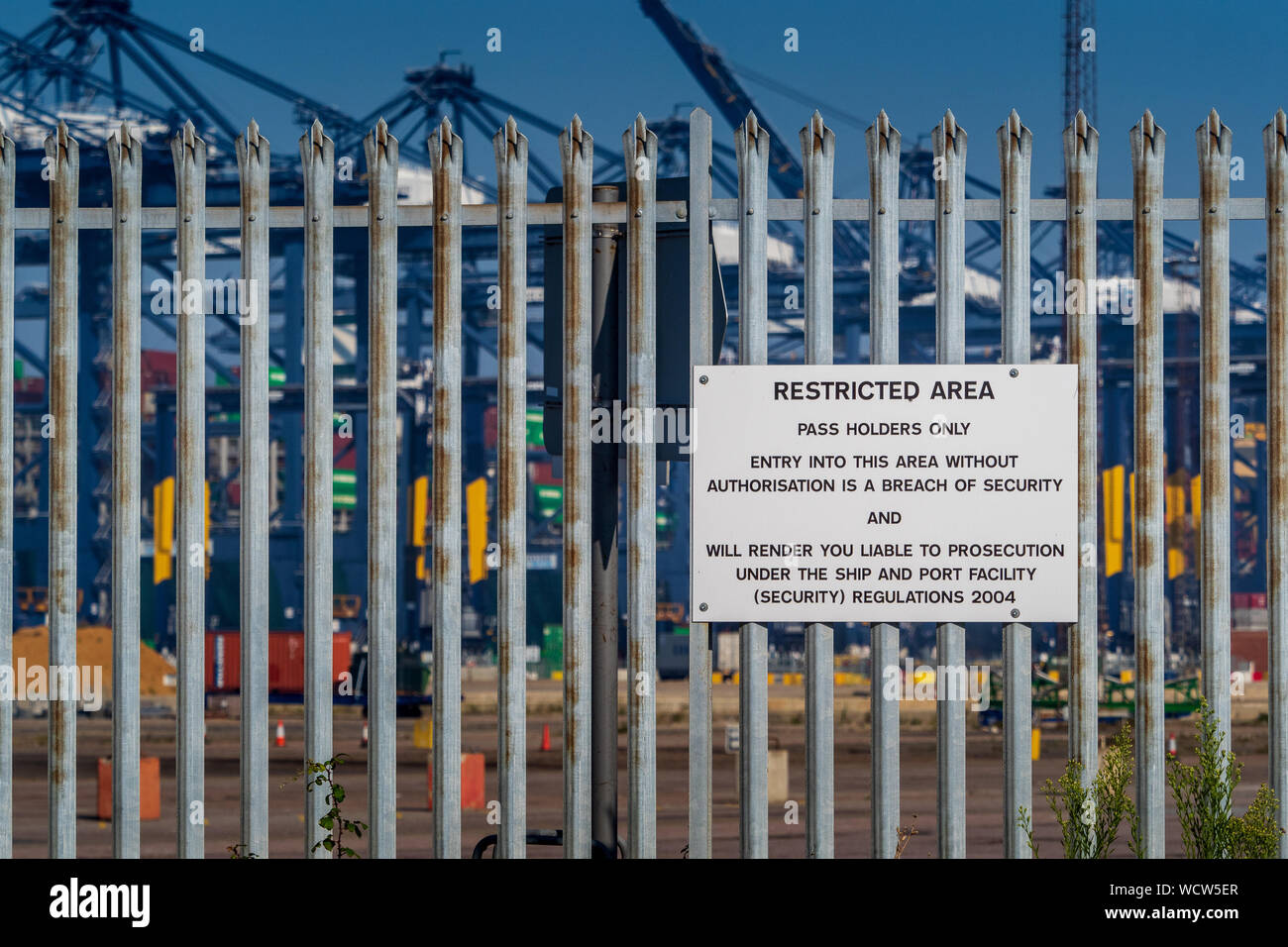Signes de zones réglementées autour du transport en conteneurs port de Felixstowe. Banque D'Images