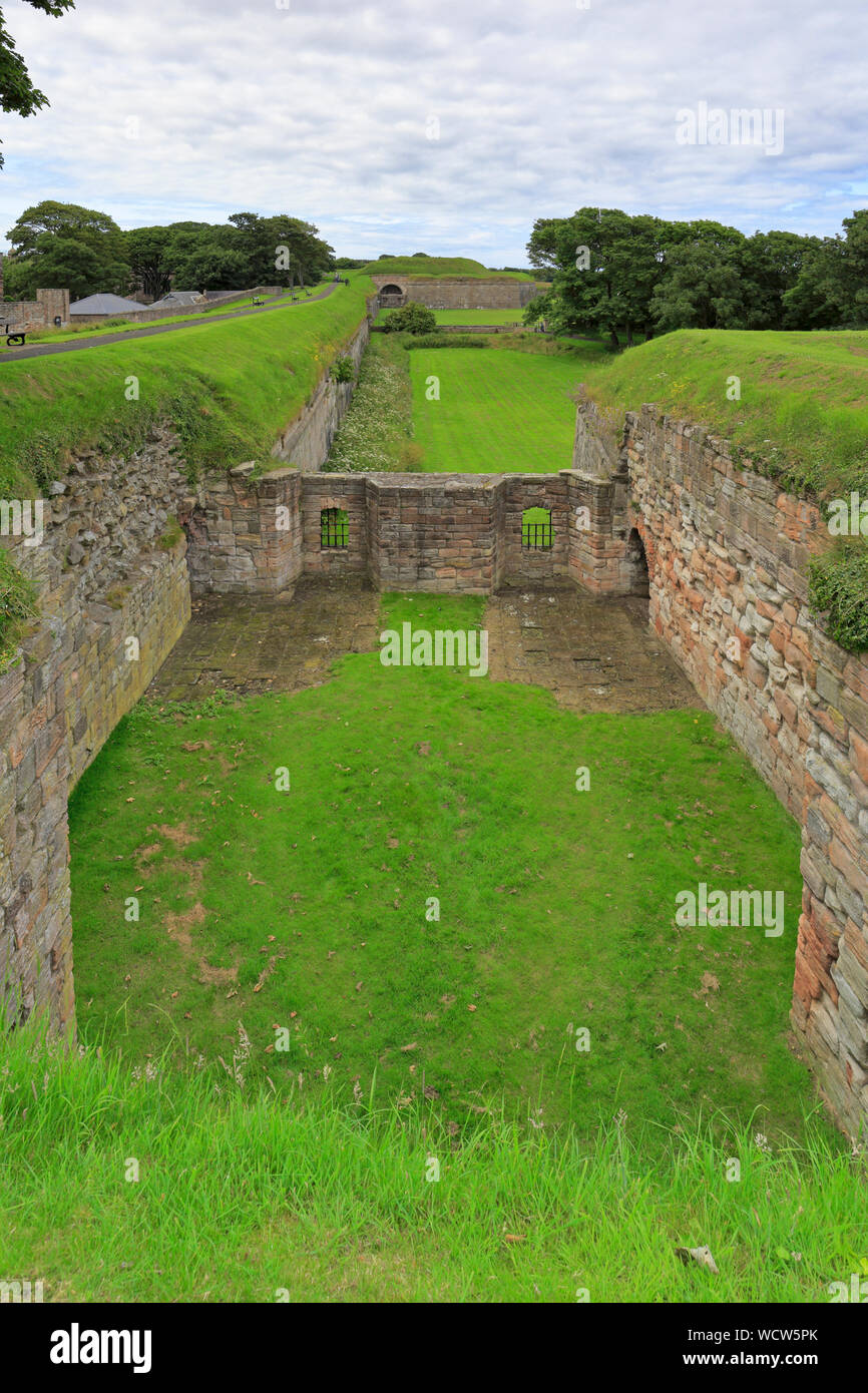 Moulin Bastion et dans la distance sur le Bastion en laiton remparts élisabéthain, Weymouth, Dorset, Angleterre, Royaume-Uni. Banque D'Images